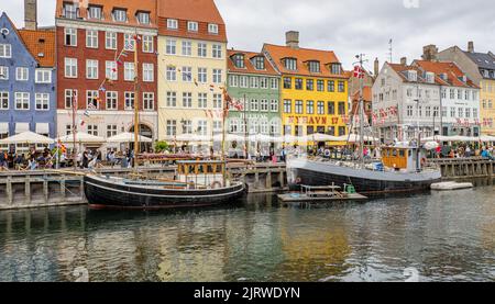 La destination touristique populaire de Nyhavn une crique de la mer bordée de 17th C coloré abrite des cafés et des bars et des bateaux à voile - Copenhague Danemark Banque D'Images