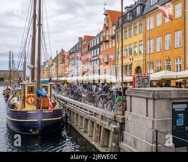 La destination touristique populaire de Nyhavn une crique de la mer bordée de 17th C coloré abrite des cafés et des bars et des bateaux à voile - Copenhague Danemark Banque D'Images