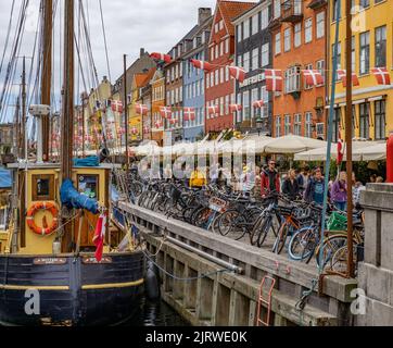 La destination touristique populaire de Nyhavn une crique de la mer bordée de 17th C coloré abrite des cafés et des bars et des bateaux à voile - Copenhague Danemark Banque D'Images