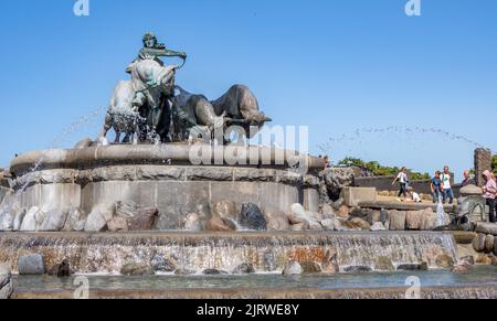 Sculpture en bronze de la déesse Gefion labourant avec des taureaux fatigables pour former des terres pour l'île de la Zélande sur laquelle est fondée Copenhague Danemark Banque D'Images