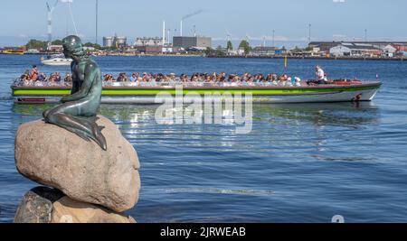Touristes à Copenhague Danemark visite de la sculpture en bronze de la petite Sirène par Edvard Eriksen sur la promenade Langelinie au port de la ville