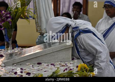 Kolkata Sister's prie la tombe de mère Teresa à l'occasion de son anniversaire de naissance sur 26 août 2022 à Kolkata, Inde. (Photo de Sandip Saha/Pacific Press/Sipa USA) Banque D'Images