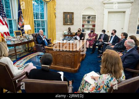 Le président Joe Biden, accompagné de conseillers principaux, passe en revue les remarques sur la décision de la Cour suprême dans l’affaire Dobbs c. Jackson Women’s Health Organization de renverser Roe c. Wade, vendredi, 24 juin 2022, dans le Bureau ovale de la Maison Blanche. (Photo officielle de la Maison Blanche par Adam Schultz) Banque D'Images