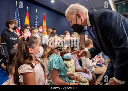 Le président Joe Biden accueille les invités lors d'une réception à l'ambassade, mardi, 28 juin 2022, à l'Intercontinental Madrid Castellana à Madrid. (Photo officielle de la Maison Blanche par Adam Schultz) Banque D'Images