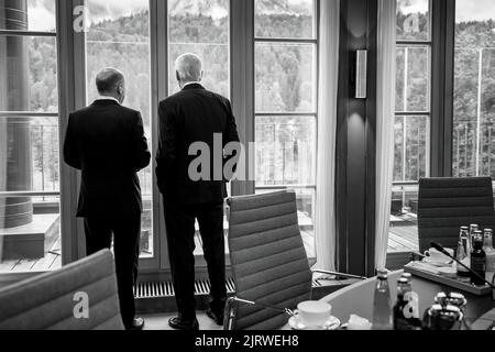 Le président Joe Biden s'entretient avec le chancelier allemand OLAF Schultz lors d'une session de travail avec G7 dirigeants sur l'élaboration de la coopération internationale sur l'ordre multilatéral et numérique, mardi, 28 juin 2022, à Schloss Elmau à Krün, Allemagne.(photo officielle de la Maison Blanche par Adam Schultz) Banque D'Images