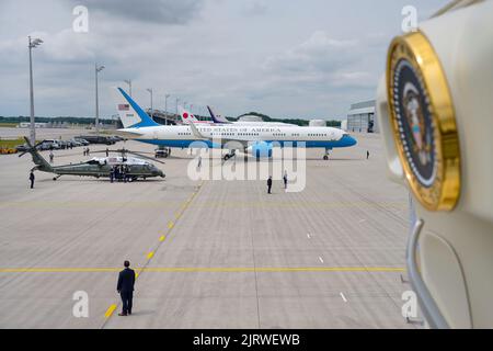 Le président Joe Biden est à bord de la Force aérienne 1 à l'aéroport international de Munich, mardi, 28 juin 2022, en route pour le Sommet de l'OTAN à Madrid. (Photo officielle de la Maison Blanche par Adam Schultz)