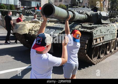 Kiev, Ukraine. 24th août 2022. Les adolescents regardent un réservoir russe avec curiosité. Une exposition de matériel russe détruit est organisée à Khreshchatyk. Il y a six mois, les troupes militaires russes étaient déployées par le président russe Vladimir Poutine pour envahir l'Ukraine. Il aurait estimé qu'ils capturaient Kiev en trois jours, (photo de Mykhaylo Palinchak/SOPA Images/Sipa USA) crédit: SIPA USA/Alay Live News Banque D'Images