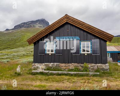 Refuge de la DNT à Torfinnsbu sur les rives du lac Bygdin dans le parc national de Jotunheimen en Norvège Banque D'Images