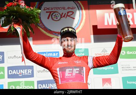 Marburg, Allemagne. 26th août 2022. Cyclisme : visite de l'Allemagne, Meiningen - Marburg (200,70 km), étape 2. Alberto Bettiol de l'Italie de l'équipe EF Education-Easypost est le nouveau porteur du maillot rouge comme leader global après sa troisième place dans la phase 2nd. Credit: Arne Dedert/dpa/Alay Live News Banque D'Images