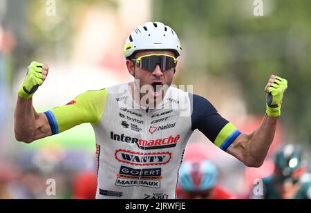 Marburg, Allemagne. 26th août 2022. Cyclisme : visite de l'Allemagne, Meiningen - Marburg (200,70 km), étape 2. Alexander Kristoff, de Norvège, de Team Intermarche-Wanty-Gobert Materiaux, se réjouit de sa victoire à la fin. Credit: Arne Dedert/dpa/Alay Live News Banque D'Images