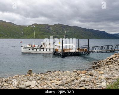 Le bateau-ferry Bitihorn collectant les passagers de la jetée de Torfinsbu sur le lac Bygdin dans le parc national de Jotunheimen en Norvège Banque D'Images