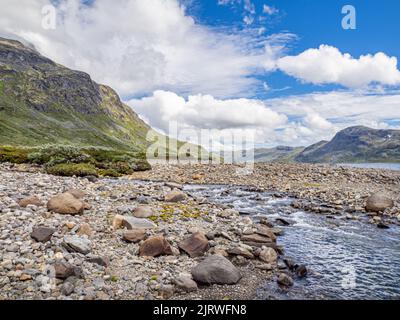 En regardant le long de la rive de 25km long lac Bygdin depuis son extrémité ouest près d'Eidsbugarden dans le parc national de Jotunheimen Norvège Banque D'Images