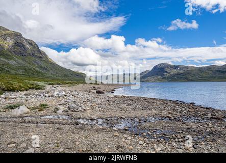 En regardant le long de la rive de 25km long lac Bygdin depuis son extrémité ouest près d'Eidsbugarden dans le parc national de Jotunheimen Norvège Banque D'Images