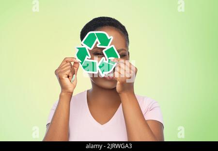 femme asiatique souriante portant une affiche de recyclage verte Banque D'Images