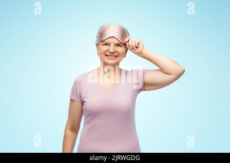 femme âgée en pyjama et masque de sommeil pour les yeux Banque D'Images