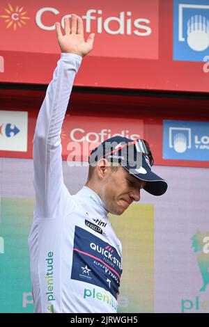 Belge Remco Evenepoel de Quick-Step Alpha Vinyl célèbre sur le podium en maillot blanc pour le meilleur jeune pilote après la phase 7 de l'édition 2022 de 'Vuelta a Espana', Tour d'Espagne course cycliste, de Camargo à Cistierna (190 km), Espagne, vendredi 26 août 2022. BELGA PHOTO DAVID STOCKMAN Banque D'Images