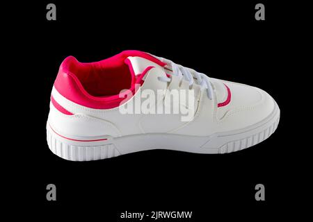 Nouvelles sneakers blanches isolées sur fond noir. Chaussures de sport tendance. Chaussure élégante et épurée. Banque D'Images