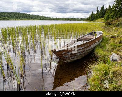 Bateau à ramer en bois à bord d'un lac de montagne dans le centre de la Norvège Banque D'Images