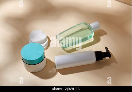 lait pour le corps, lotion, moisurizer et tampons de coton Banque D'Images