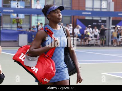 Flushing Meadow, États-Unis. 26th août 2022. Venus Williams arrive vendredi sur les courts d'entraînement aux championnats américains de tennis 2022 au centre national de tennis de l'USTA Billie Jean King, à 26 août 2022, à New York. Photo de John Angelillo/UPI crédit: UPI/Alay Live News Banque D'Images