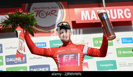 Marburg, Allemagne. 26th août 2022. Cyclisme : visite de l'Allemagne, Meiningen - Marburg (200,70 km), étape 2. Alberto Bettiol de l'Italie de l'équipe EF Education-Easypost est le nouveau porteur du maillot rouge comme leader global après sa troisième place dans la phase 2nd. Credit: Arne Dedert/dpa/Alay Live News Banque D'Images