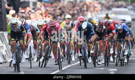 Marburg, Allemagne. 26th août 2022. Cyclisme : visite de l'Allemagne, Meiningen - Marburg (200,70 km), étape 2. Alexander Kristoff (l) de Norvège de Team Intermarche-Wanty-Gobert Materiaux sprints à la victoire avant la fin aux côtés de Florian Senehal (2nd de gauche) de France de Team Quick Step et Alberto Bettiol (M) d'Italie de Team EF Education-Easypost. Credit: Arne Dedert/dpa/Alay Live News Banque D'Images