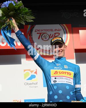 Marburg, Allemagne. 26th août 2022. Cyclisme : visite de l'Allemagne, Meiningen - Marburg (200,70 km), étape 2. Jakob Geßner d'Allemagne de l'équipe Lotto Kern Haus porte le maillot bleu du leader dans la classification de montagne lors de la cérémonie de remise des prix. Credit: Arne Dedert/dpa/Alay Live News Banque D'Images