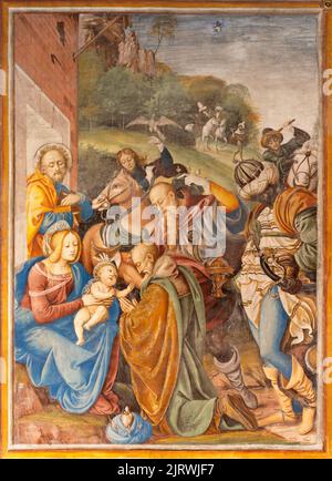 VARALLO, ITALIE - 17 JUILLET 2022 : la fresque Renaissance de trois Magi dans l'église Chiesa Santa Maria delle Grazie de Gaudenzio Ferrari (1513). Banque D'Images