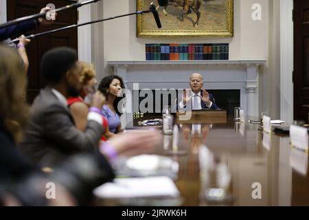 Washington DC, États-Unis. 26th août 2022. Le président AMÉRICAIN Joe Biden s'exprime lors d'une réunion avec des représentants élus locaux et nationaux à l'occasion de la Journée de l'égalité des femmes pour discuter des mesures visant à protéger l'accès aux soins de santé en matière de reproduction dans la salle Roosevelt de la Maison Blanche à Washington, DC, vendredi, 26 août 2022. L'effort de l'administration Biden pour assurer l'accès à l'avortement dans les urgences médicales a marqué une victoire et une perte dans les tribunaux en l'espace d'une seule journée cette semaine, montrant la difficulté que le gouvernement fédéral aura à faire avancer son programme dans les États conservateurs. Photo par Ting Shen/UPI crédit: UPI/Alam Banque D'Images