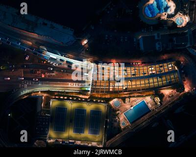 Une vue de dessus de la ville de Hong Kong, avec des voitures entrent dans le tunnel la nuit Banque D'Images