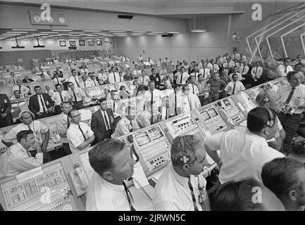 CAPE CANAVERAL, FLORIDE, États-Unis - 16 juillet 1969 - JoAnn Morgan (photo centre-gauche troisième rangée arrière) était la seule femme dans la salle de tir de lancement pendant t Banque D'Images