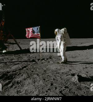 MER DE TRANQUILLITÉ, LUNE, TERRE - 20 juillet 1969 - Astronaut Edwin E Aldrin Jr, pilote de module lunaire, à la surface de la Lune avec un drapeau américain près Banque D'Images