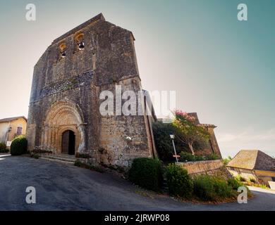 Vue sur la collégiale Saint-Barthélemy de Pimbo dans la route du Puy, France Banque D'Images