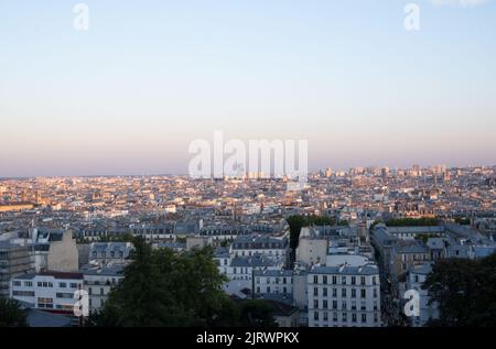 Vue sur les toits de la capitale européenne de Paris depuis la haute colline de Montmartre, vue panoramique aérienne en soirée d'été, paysage urbain Banque D'Images