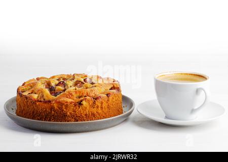 Gros plan sur une tarte aux figues maison et une tasse de café sur une table en bois blanc. CopySpace. Banque D'Images