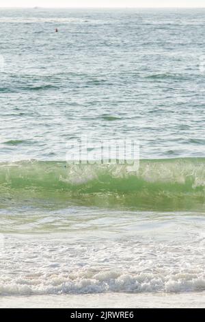 Déferlante sur la plage de Copacabana à Rio de Janeiro. Banque D'Images