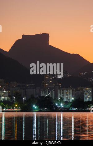 Coucher de soleil au lagon Rodrigo de Freitas avec pierre de Gavea en arrière-plan à Rio de Janeiro, Brésil. Banque D'Images