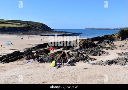 Vacanciers appréciant West angle Bay, Pembrokeshire, pays de Galles Banque D'Images