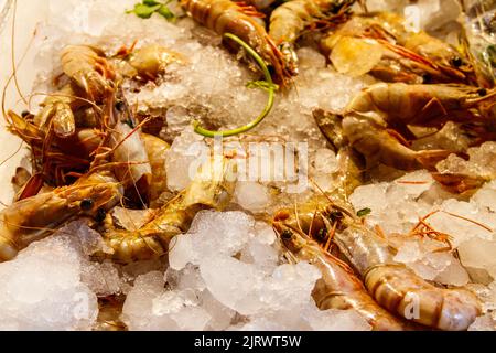 Crevettes fraîches crues à vendre au marché au poisson Banque D'Images