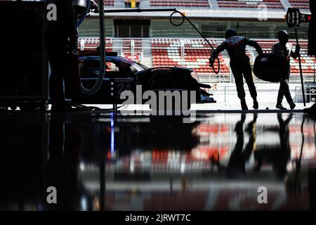 Barcelone, Espagne. 26th août 2022. 24 BELL Matthew (gbr), HANLEY Ben (gbr), SALES Rodrigo (usa), Nielsen Racing, Oreca 07 - Gibson, garage, box, pendant les 4 heures de Barcelone 2022, 4th tour de la série européenne le Mans 2022 sur le circuit de Barcelone-Catalunya de 26 août à 28, à Barcelone, Espagne - photo : Xavi Bonilla/DPPI/LiveMedia crédit: Agence de photo indépendante/Alamy Live News Banque D'Images