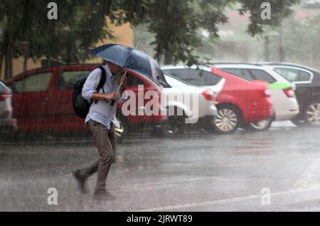 De fortes pluies avec la tempête ont frappé Prague, République Tchèque, 26 août 2022. (CTK photo/Milos Ruml) Banque D'Images