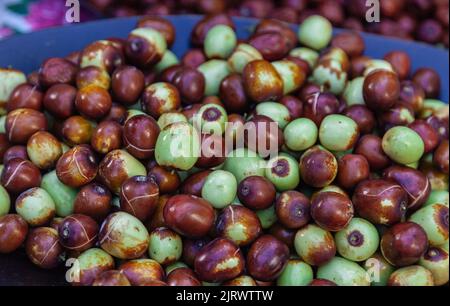 Mise au point sélective sur les fruits de jujube frais. La pile de jujube. Gros plan. Banque D'Images