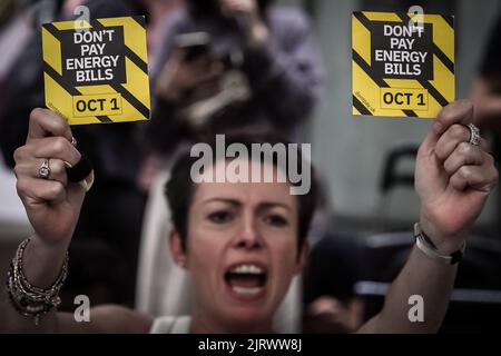 Londres, Royaume-Uni. 26th août 2022. Les manifestants de Do Pay UK manifestent devant le siège d'Ofgem à Canary Wharf contre l'énorme augmentation des factures d'énergie et exigent un plafond de prix abordable. Aujourd'hui, Ofgem a annoncé que le plafond du prix de l'énergie passera à £3549 par an pour le carburant double pour un ménage moyen à partir d'octobre 1st 2022. Credit: Guy Corbishley/Alamy Live News Banque D'Images