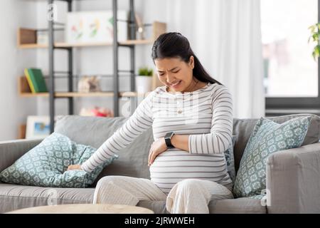 femme enceinte ayant des contractions de travail à la maison Banque D'Images