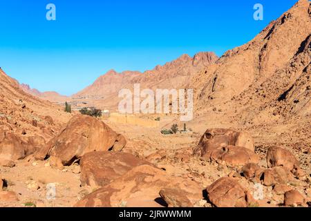 Vue sur le monastère de Sainte Catherine (ou monastère sacré du Mont Sinaï) dans la péninsule du Sinaï, Égypte Banque D'Images