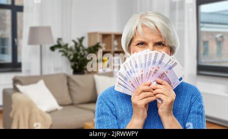 Senior woman avec des centaines d'argent euro banknotes Banque D'Images