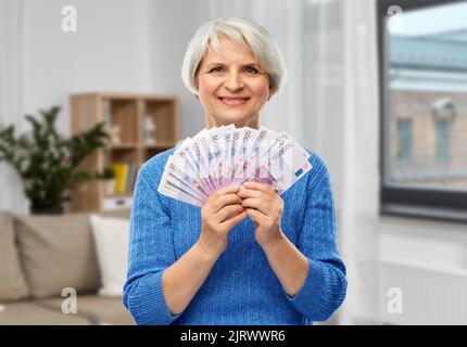 Senior woman avec des centaines d'argent euro banknotes Banque D'Images