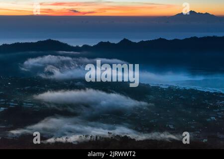 Visite de Bali en début de matinée avec vue sur la route – randonnée au lever du soleil à Kintamani et au Mont Batur avec nuages et lumière dorée Banque D'Images