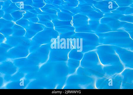 Texture de l'eau dans la piscine pour l'arrière-plan. Surface de la piscine bleue Banque D'Images