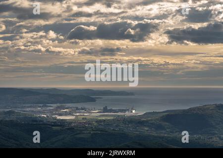 Vue sur le paysage du port de Koper depuis Socerb avec des nuages au coucher du soleil Banque D'Images